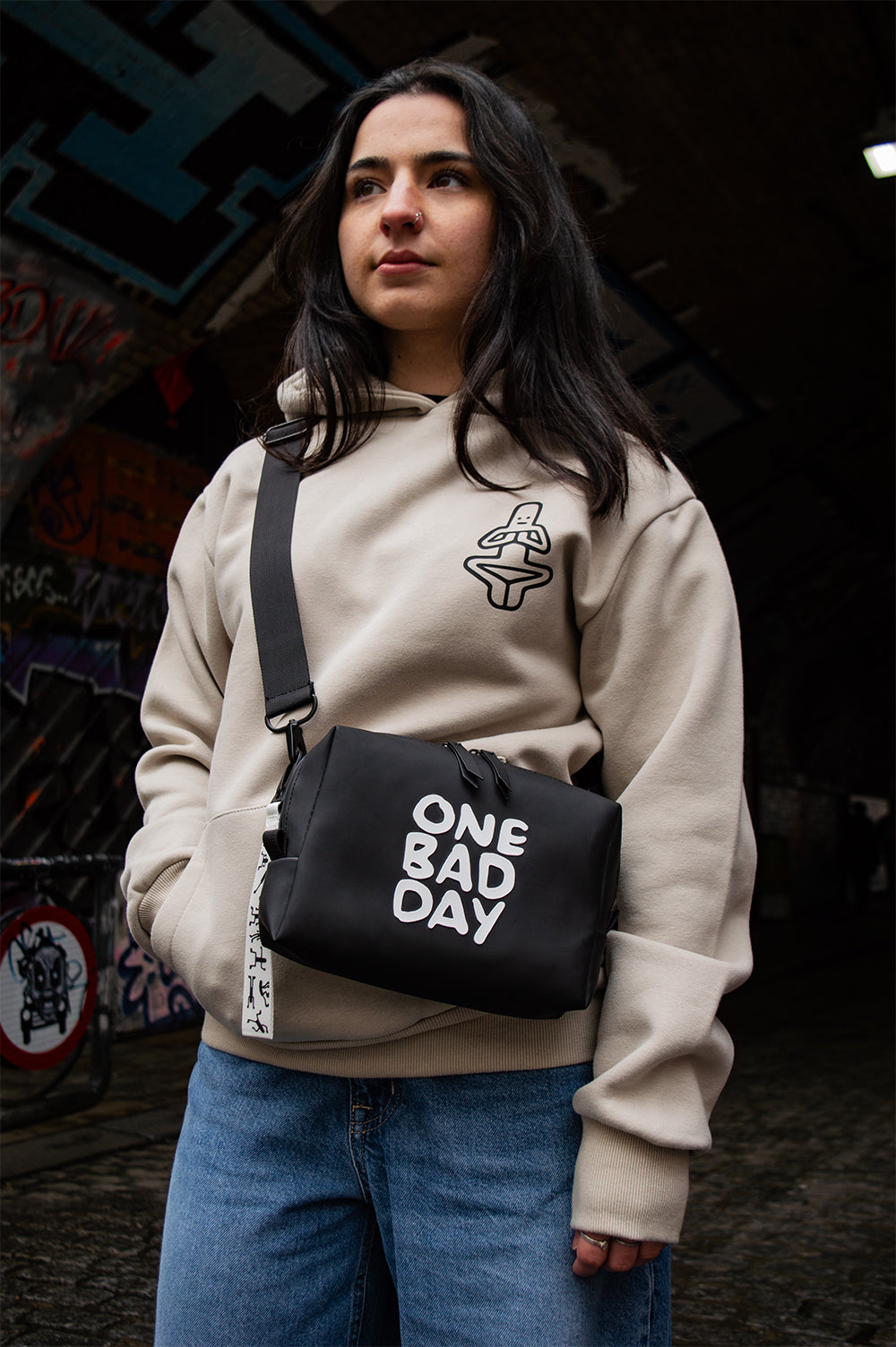 BOLSO CAJA BANDOLERA CON LOGOTIPO