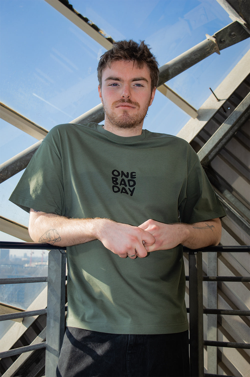 CAMISETA CON LOGOTIPO DE GRAN TAMAÑO