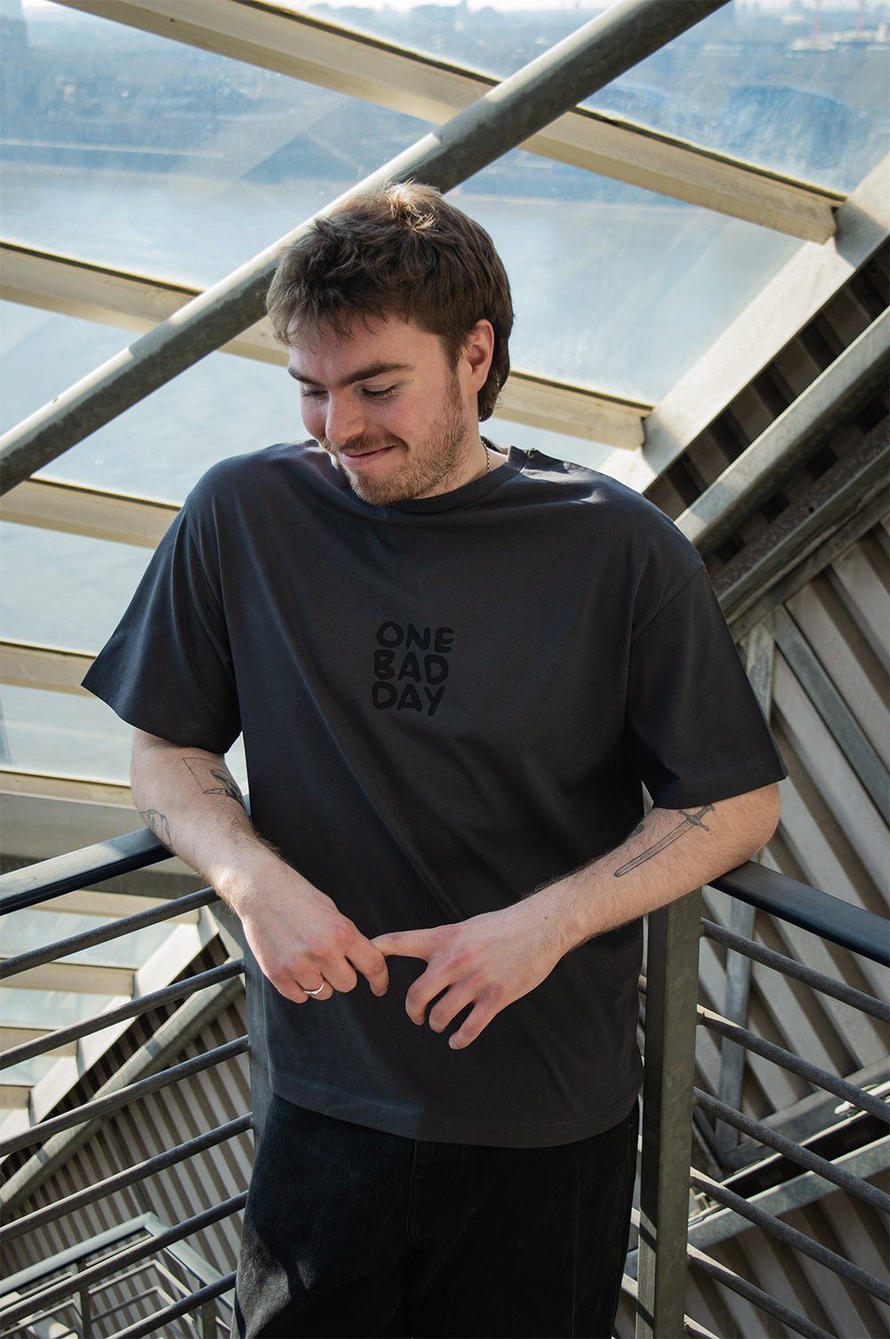 CAMISETA CON LOGOTIPO DE GRAN TAMAÑO