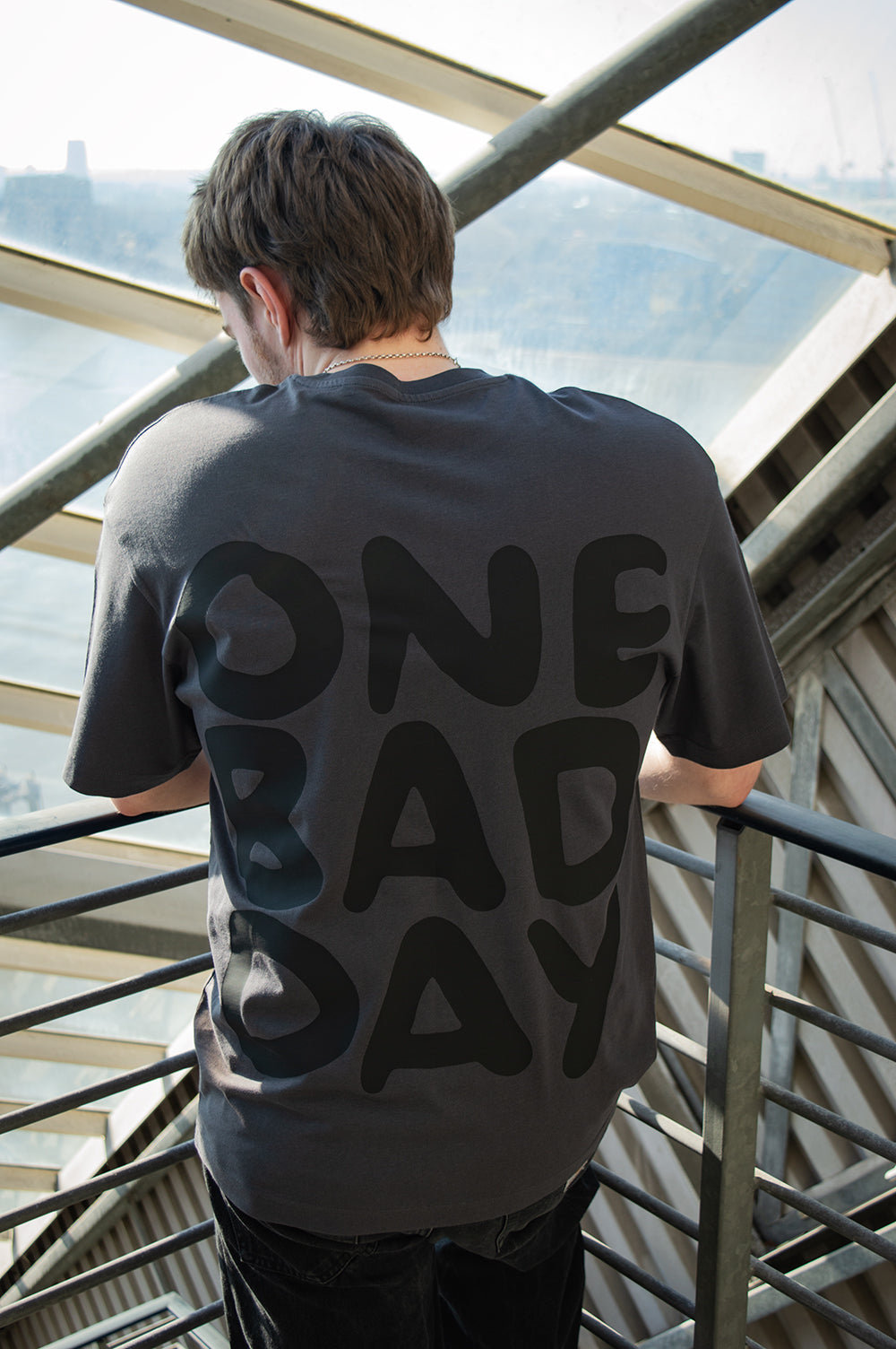 CAMISETA CON LOGOTIPO DE GRAN TAMAÑO