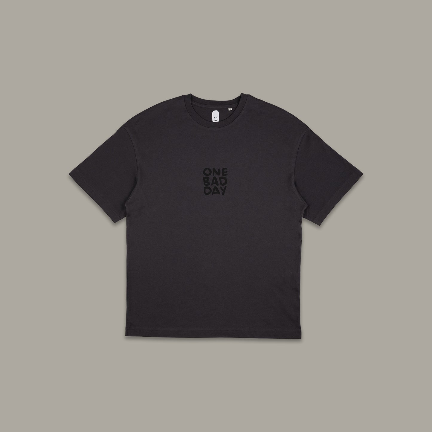 CAMISETA CON LOGOTIPO DE GRAN TAMAÑO